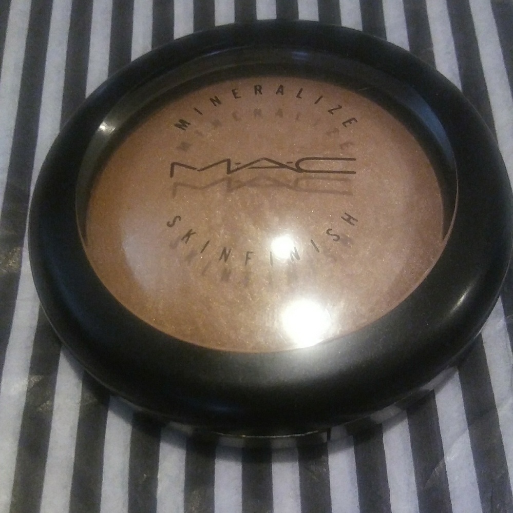 *SOLD**Mac Mineralize Skinfinish in By Candlelight